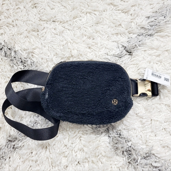 Lululemon everywhere fleece belt bag NWT - Picture 3 of 4